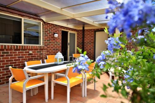The Crescent - Pet Friendly - 1 Min to Beach in Currarong The Crescent - Pet Friendly - 1 Min to Beach in Currarong