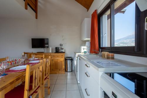 keuken, Le Bleuet du Lac in Savines Le Lac keuken, Le Bleuet du Lac in Savines Le Lac