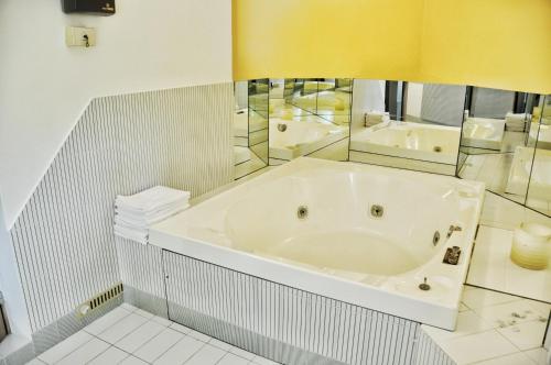 Bathroom, Hotel Zima in Meran Bathroom, Hotel Zima in Meran