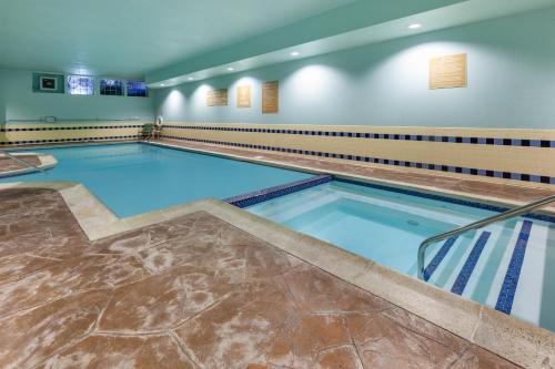 Úszómedence, Candlewood Suites-West Springfield By IHG in Nyugat Springfield Úszómedence, Candlewood Suites-West Springfield By IHG in Nyugat Springfield
