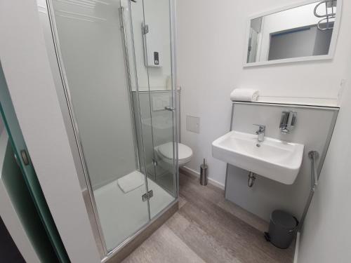 Bathroom, Hotel FeWo-HM in Ramstein-Miesenbach Bathroom, Hotel FeWo-HM in Ramstein-Miesenbach