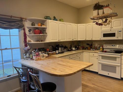 Konyha, 5BRwithBand&Piano setup Private Gym Theater&Entry at Cherry Hill in Cherry Hill (New Jersey) Konyha, 5BRwithBand&Piano setup Private Gym Theater&Entry at Cherry Hill in Cherry Hill (New Jersey)