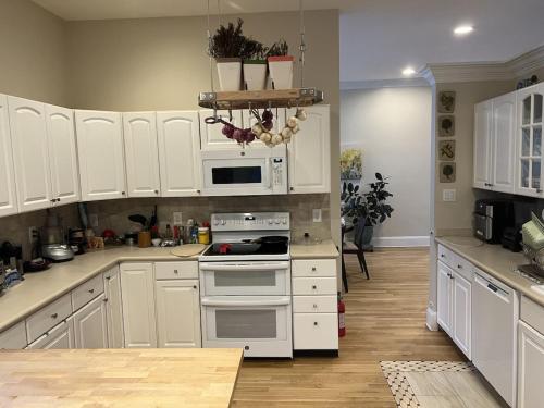 Konyha, 5BRwithBand&Piano setup Private Gym Theater&Entry at Cherry Hill in Cherry Hill (New Jersey) Konyha, 5BRwithBand&Piano setup Private Gym Theater&Entry at Cherry Hill in Cherry Hill (New Jersey)