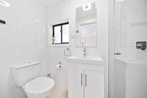 Bathroom, New 1-bedroom house with free parking in Hills District Bathroom, New 1-bedroom house with free parking in Hills District
