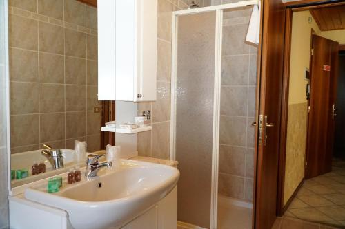 Bathroom, Hotel Iscla in Monno Bathroom, Hotel Iscla in Monno