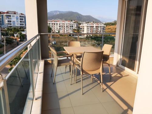 balkon/terras, Lory Queen luxury apartment near the sea in Kestel balkon/terras, Lory Queen luxury apartment near the sea in Kestel