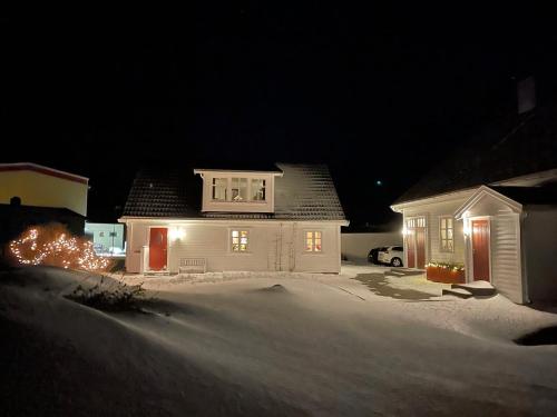 A szálláshely kívülről, Den gamle Fyrmesterboligen in Andenes A szálláshely kívülről, Den gamle Fyrmesterboligen in Andenes