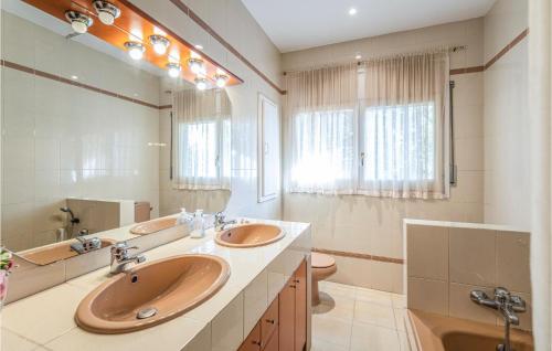 Bany, Awesome Home In Matadepera With 6 Bedrooms, Outdoor Swimming Pool And Swimming Pool in Sant Feliu del Racó Bany, Awesome Home In Matadepera With 6 Bedrooms, Outdoor Swimming Pool And Swimming Pool in Sant Feliu del Racó