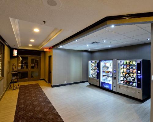 Best Western Plus Toronto Airport Hotel in Mississauga (ON) Best Western Plus Toronto Airport Hotel in Mississauga (ON)