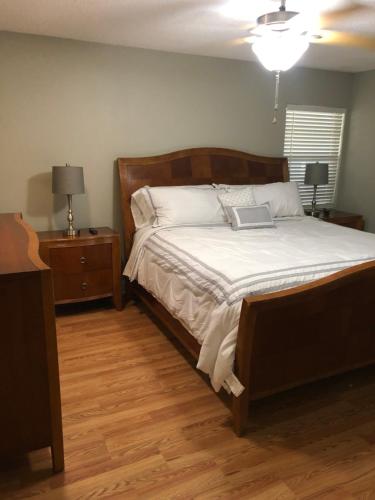Guestroom, Cheerful 3 Bed house in a Cul- de-sac! in Citrus Park Guestroom, Cheerful 3 Bed house in a Cul- de-sac! in Citrus Park