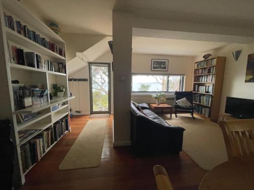 Beachside Taroona with Spa in Kingston Beachside Taroona with Spa in Kingston