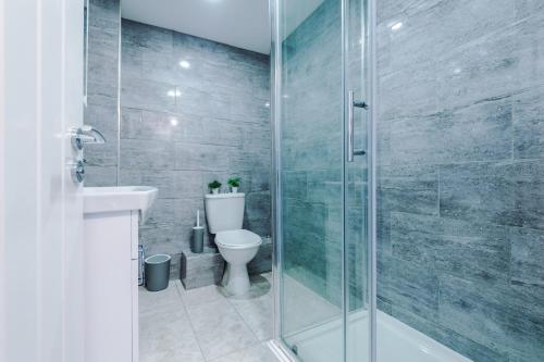 Bathroom, Cozy and Snuggly Apartment in Liverpool Sleeps 4, Free Wifi & Netflix in Bootle Bathroom, Cozy and Snuggly Apartment in Liverpool Sleeps 4, Free Wifi & Netflix in Bootle