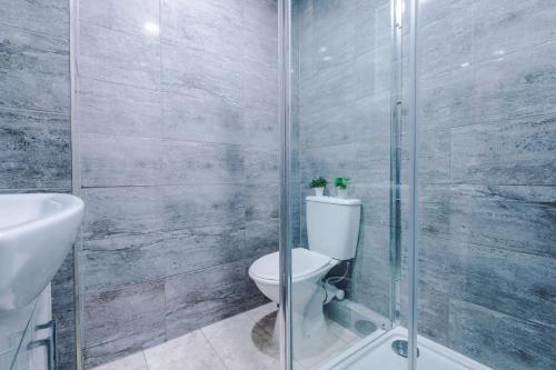 Bathroom, Modern Liverpool Apartment, Entire flat, Stylish, Free Wifi & Netflix in Bootle Bathroom, Modern Liverpool Apartment, Entire flat, Stylish, Free Wifi & Netflix in Bootle