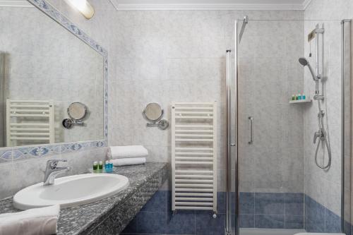 Hotel Savoy Palace - TonelliHotels in Riva Del Garda Hotel Savoy Palace - TonelliHotels in Riva Del Garda