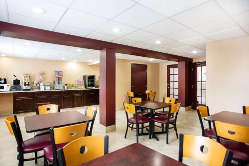 طعام و مشروبات, سوبر 8 باي ويندام تشيستر/ريتشموند أريا (Super 8 By Wyndham Chester/Richmond Area) in Chester طعام و مشروبات, سوبر 8 باي ويندام تشيستر/ريتشموند أريا (Super 8 By Wyndham Chester/Richmond Area) in Chester