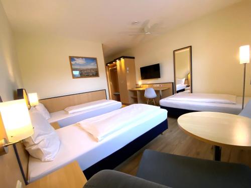 Hotel Am Wiesenweg l 24h check-in in เฮาเซิน ไบ เวือร์ซบูร์ก Hotel Am Wiesenweg l 24h check-in in เฮาเซิน ไบ เวือร์ซบูร์ก