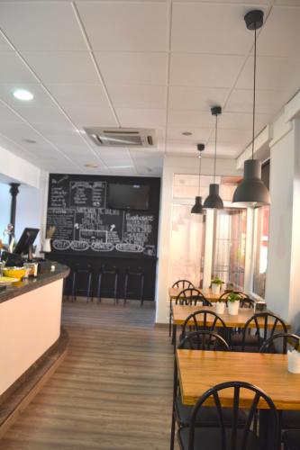 Паб/Коктейль-бар, Hostal Carlos V in Пуебла-де-Санабрія Паб/Коктейль-бар, Hostal Carlos V in Пуебла-де-Санабрія