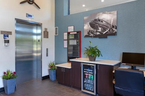 Лобби, Avion Inn Near LGA Airport, Ascend Hotel Collection in Аэропорт Ла Гуардия Лобби, Avion Inn Near LGA Airport, Ascend Hotel Collection in Аэропорт Ла Гуардия
