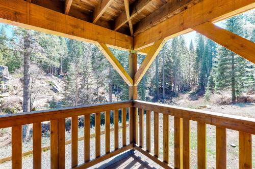 Yosemite Big Rock Cabin in Fish Camp (CA) Yosemite Big Rock Cabin in Fish Camp (CA)