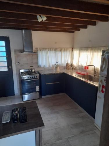 Kitchen, Hermosa casa con patio, parrilla y garage cerrado in Tandil Kitchen, Hermosa casa con patio, parrilla y garage cerrado in Tandil