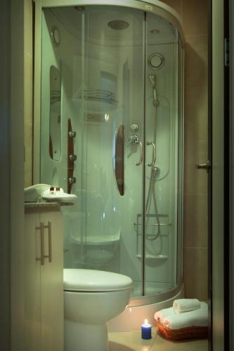 This photo about Del Parque Hotel & Suites shared on HyHotel.com