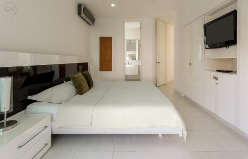 Condominio Campestre El Penon, NEW LUXURY SPACIOUS HOUSE PRIVATE POOL, GYM & GOLF VIEW in Santa Rita Condominio Campestre El Penon, NEW LUXURY SPACIOUS HOUSE PRIVATE POOL, GYM & GOLF VIEW in Santa Rita