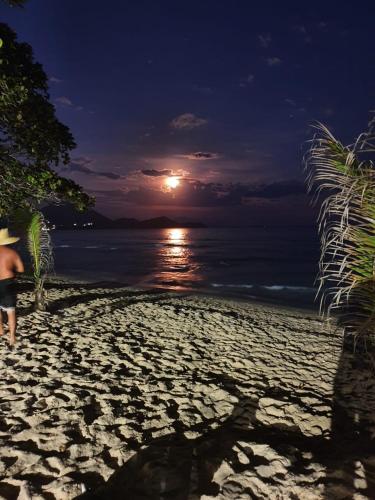 Spiaggia, Rei dos Mares Suítes (Rei dos Mares Suites) in Ubatuba Spiaggia, Rei dos Mares Suítes (Rei dos Mares Suites) in Ubatuba