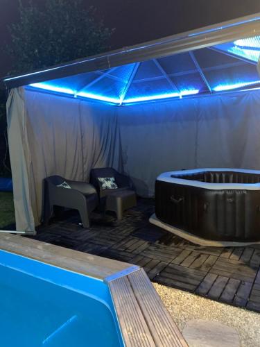 Maison bourgeoise avec piscine et jaccuzi in Bondy Maison bourgeoise avec piscine et jaccuzi in Bondy