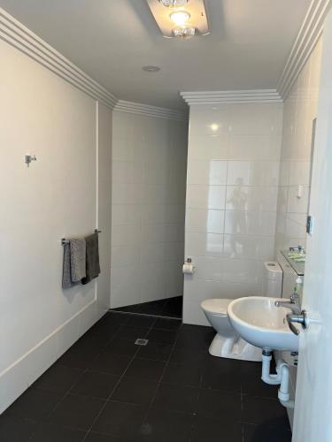 Bathroom, Oriental Hotel Tumut in Tumut Bathroom, Oriental Hotel Tumut in Tumut