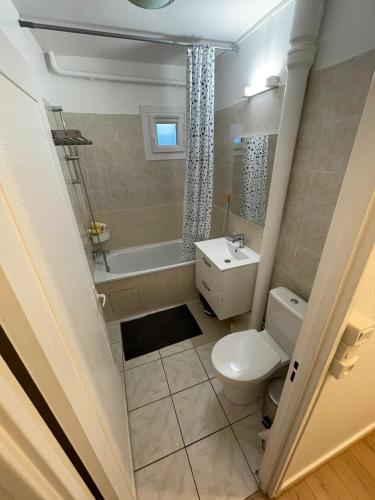 Bathroom, Superbe Appartement en residence avec parking free in Ris-Orangis Bathroom, Superbe Appartement en residence avec parking free in Ris-Orangis