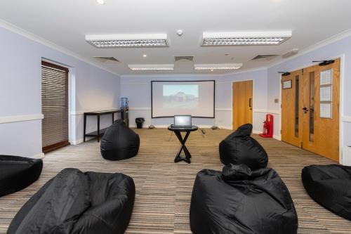 Charming 20-Bed self contained dwelling in Hook in Eversley Charming 20-Bed self contained dwelling in Hook in Eversley