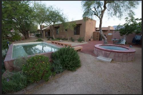 Swimming pool, Turtle Back Mesa Bed and Breakfast in Desert Hot Springs (CA) Swimming pool, Turtle Back Mesa Bed and Breakfast in Desert Hot Springs (CA)