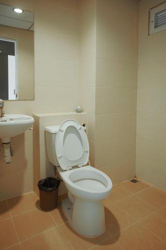 Bathroom, Crystal Place near The Government Lottery Office Bathroom, Crystal Place near The Government Lottery Office