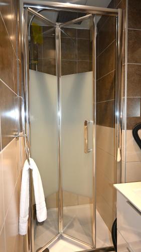 Bathroom, Class&Nomad Appt 10mn Aeroport Roissy CDG in Saint-Mard Bathroom, Class&Nomad Appt 10mn Aeroport Roissy CDG in Saint-Mard