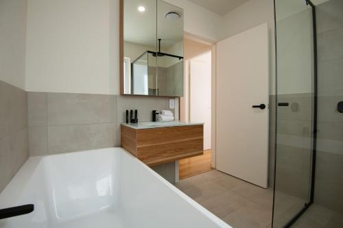 Bathroom, Lake Villavista in East Jindabyne Bathroom, Lake Villavista in East Jindabyne
