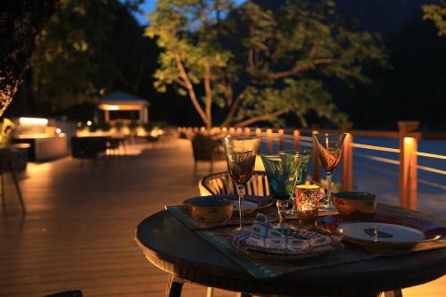 อาหารและเครื่องดื่ม, Anand Kashi by the Ganges, Rishikesh - IHCL SeleQtions in ไภรครห์ อาหารและเครื่องดื่ม, Anand Kashi by the Ganges, Rishikesh - IHCL SeleQtions in ไภรครห์