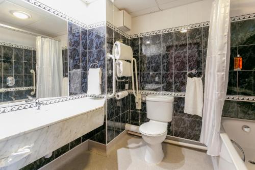 Ванна кімната, Cedar Court Hotel Harrogate, Ascend Hotel Collection in Херрогейт Ванна кімната, Cedar Court Hotel Harrogate, Ascend Hotel Collection in Херрогейт