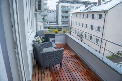 Terraza/balcón, City Apartments FN L 6 KLIMATISIERT mit Balkon - Deluxe Doppelzimmer in Friedrichshafen Terraza/balcón, City Apartments FN L 6 KLIMATISIERT mit Balkon - Deluxe Doppelzimmer in Friedrichshafen
