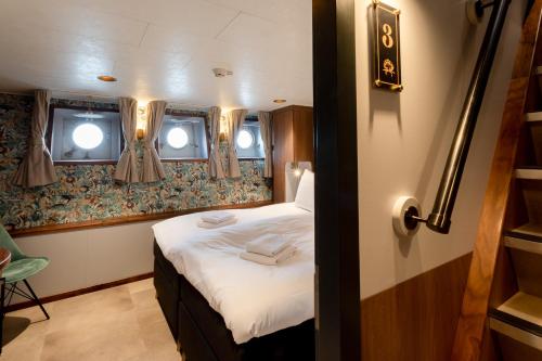 Habitación, Hotelboot Koningin Emma I Kloeg Collection in Vlissingen Habitación, Hotelboot Koningin Emma I Kloeg Collection in Vlissingen