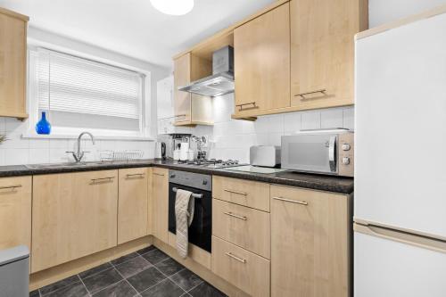 keuken, 4 Bed - Town Centre - Smart TVs in Every Room in Morriston keuken, 4 Bed - Town Centre - Smart TVs in Every Room in Morriston