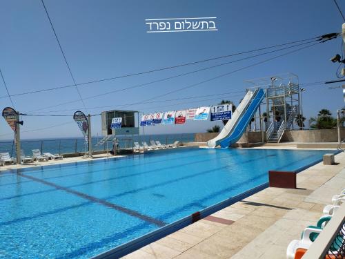 Piscina, בניין אלמוג - מגדל הים in Carmel Beach Front Piscina, בניין אלמוג - מגדל הים in Carmel Beach Front