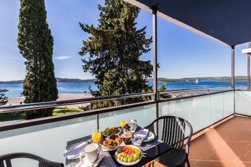 شرفة/ تراس, Ilirija Resort Hotel Ilirija in Biograd na Moru شرفة/ تراس, Ilirija Resort Hotel Ilirija in Biograd na Moru