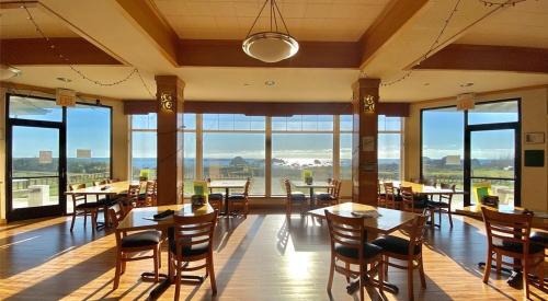 餐廳, 海濱山林小屋 (Oceanfront Lodge) in 新月市 (CA) 餐廳, 海濱山林小屋 (Oceanfront Lodge) in 新月市 (CA)