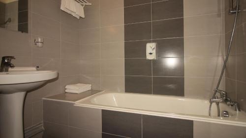 Baño, Logis Hotel Lodge La Valette in Cesson-Sevigne Baño, Logis Hotel Lodge La Valette in Cesson-Sevigne