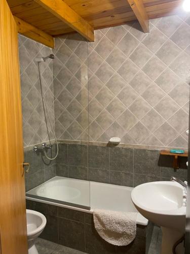 화장실, Acceso Bayo - ubicada en el acceso al cerro bayo 3km del centro in 비야 라 앙고스투라 화장실, Acceso Bayo - ubicada en el acceso al cerro bayo 3km del centro in 비야 라 앙고스투라