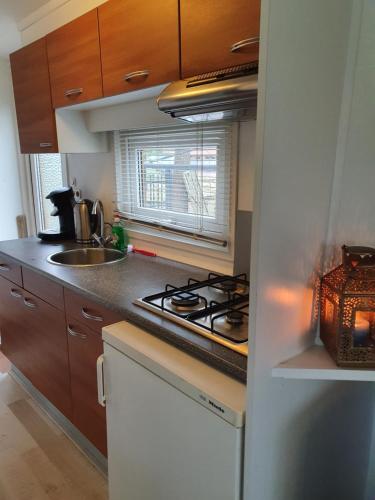 Kitchen, Beautiful Chalet on vacationpark the tien heugten in Schoonloo Kitchen, Beautiful Chalet on vacationpark the tien heugten in Schoonloo