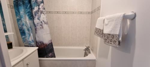 Bathroom, Proche Disney.Un Superbe appartement bien desservi in Bussy-Saint-Georges Bathroom, Proche Disney.Un Superbe appartement bien desservi in Bussy-Saint-Georges