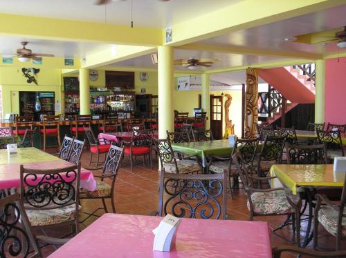 Bar/ Salón, Alan's Paradise Hotel in Placencia Bar/ Salón, Alan's Paradise Hotel in Placencia