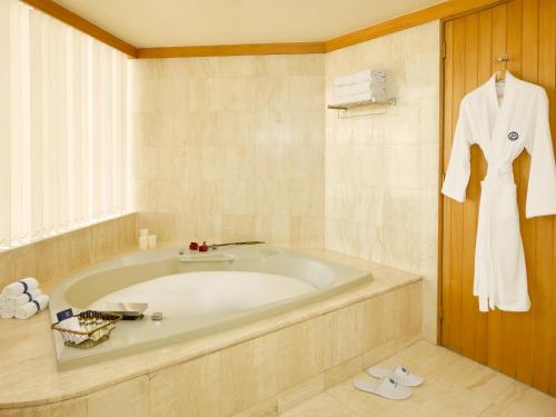 Bathroom, Hotel Estelar Miraflores in Lima Bathroom, Hotel Estelar Miraflores in Lima