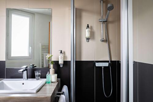 Bathroom, Best Western Paris Porte de Versailles in Issy-Les-Moulineaux Bathroom, Best Western Paris Porte de Versailles in Issy-Les-Moulineaux